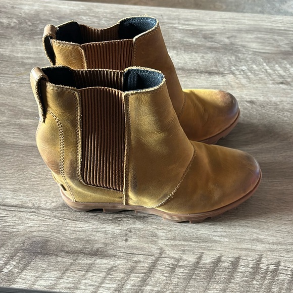 Sorel tan wedge booties size 7.5 - Picture 1 of 10